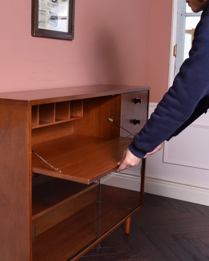 アンティークのキャビネット アンティーク家具 シンプルモダンなガラスキャビネット、北欧スタイルのヴィンテージ家具。開閉は、手前に扉を倒すと、開きます。(k-1720-f)