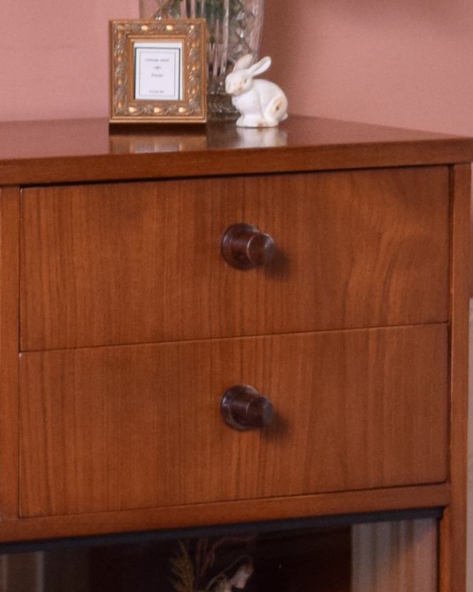 アンティークのキャビネット アンティーク家具 シンプルモダンなガラスキャビネット、北欧スタイルのヴィンテージ家具。扉、引き出しの取っ手は、シンプルな木製です。(k-1720-f)