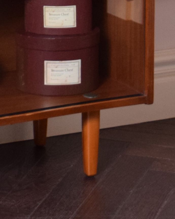 アンティークのキャビネット アンティーク家具 シンプルモダンなガラスキャビネット、北欧スタイルのヴィンテージ家具。安定感のある脚がしっかり支えます。(k-1720-f)