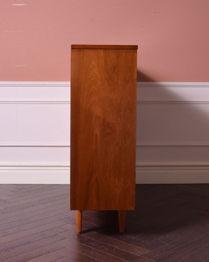 アンティークのキャビネット アンティーク家具 シンプルモダンなガラスキャビネット、北欧スタイルのヴィンテージ家具。サイドから見てもキレイな状態です。(k-1720-f)