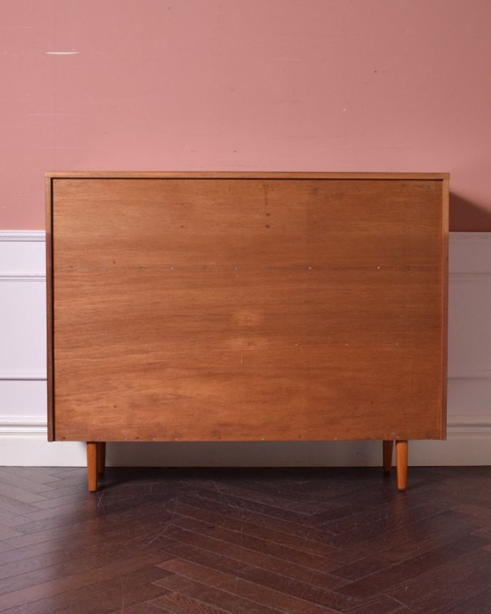 アンティークのキャビネット アンティーク家具 シンプルモダンなガラスキャビネット、北欧スタイルのヴィンテージ家具。アンティークは新品ではないので、もちろん経年変化によるキズはありますが、専門の職人が目立たないようキレイにお直しをしているので、後姿までキレイです。(k-1720-f)