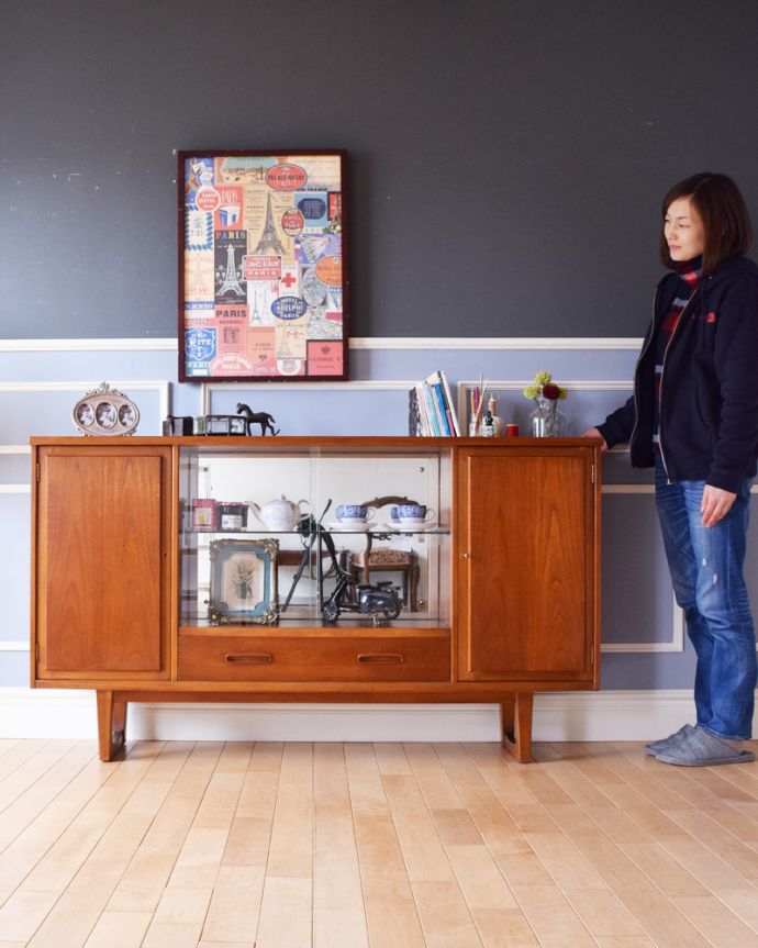 アンティークのキャビネット　アンティーク家具　ショーケース付きのサイドボード、ヴィンテージの北欧家具。リビングの電話台にもオススメです。(k-1721-f)