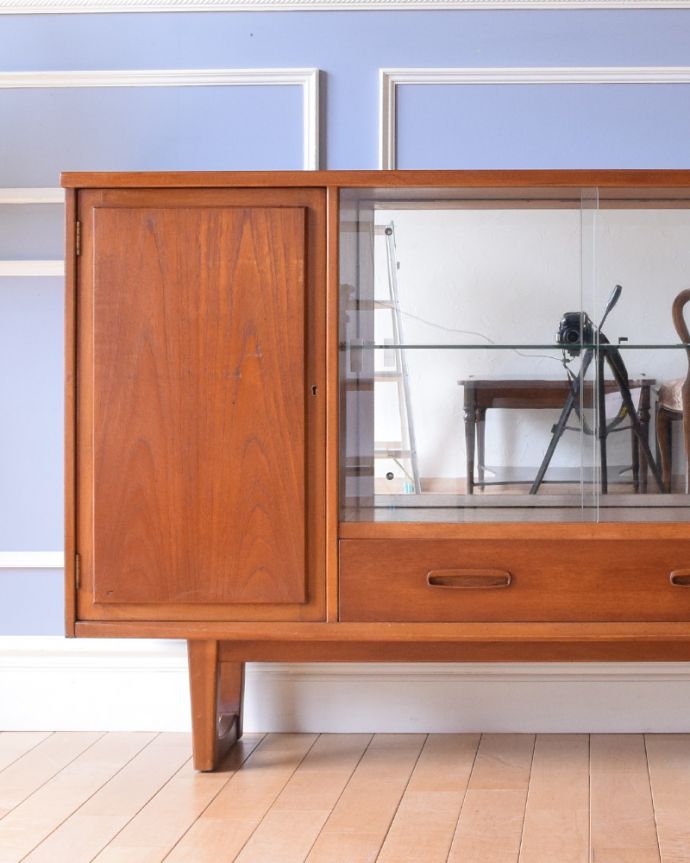 アンティークのキャビネット　アンティーク家具　ショーケース付きのサイドボード、ヴィンテージの北欧家具。北欧家具のお部屋にピッタリ！男女ともに人気のシンプルでスタイリッシュなインテリアです。(k-1721-f)