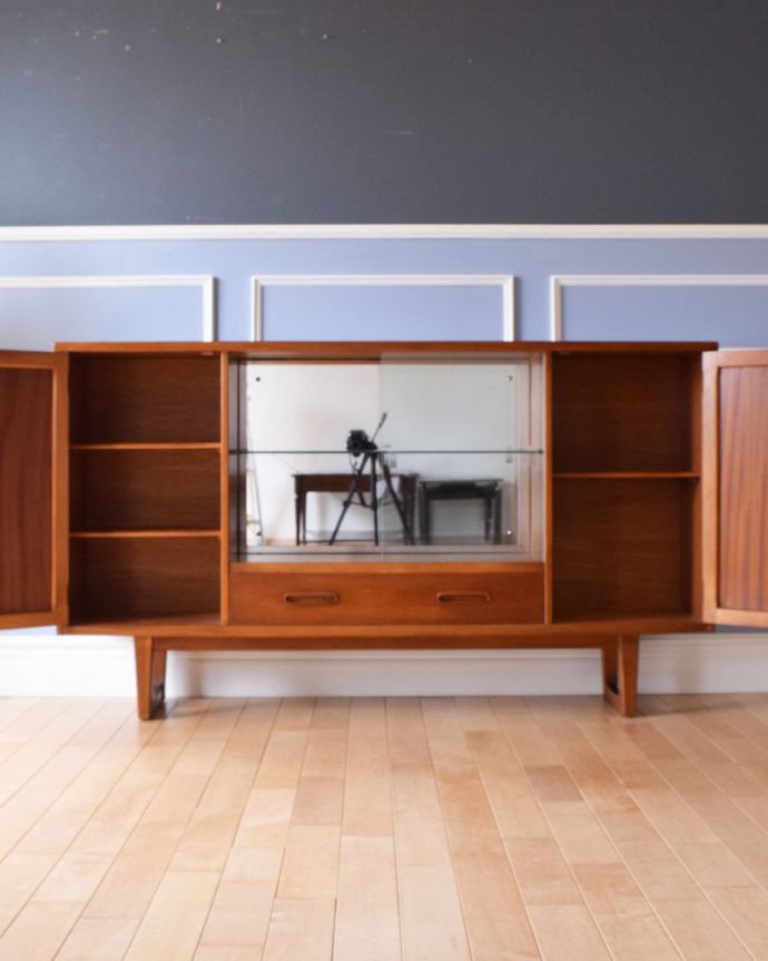 アンティークのキャビネット　アンティーク家具　ショーケース付きのサイドボード、ヴィンテージの北欧家具。中央の扉は、日本人にも馴染みのある引き戸タイプです。(k-1721-f)