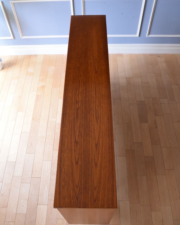 アンティークのキャビネット　アンティーク家具　ショーケース付きのサイドボード、ヴィンテージの北欧家具。天板もキレイに塗装を仕上げました。(k-1721-f)