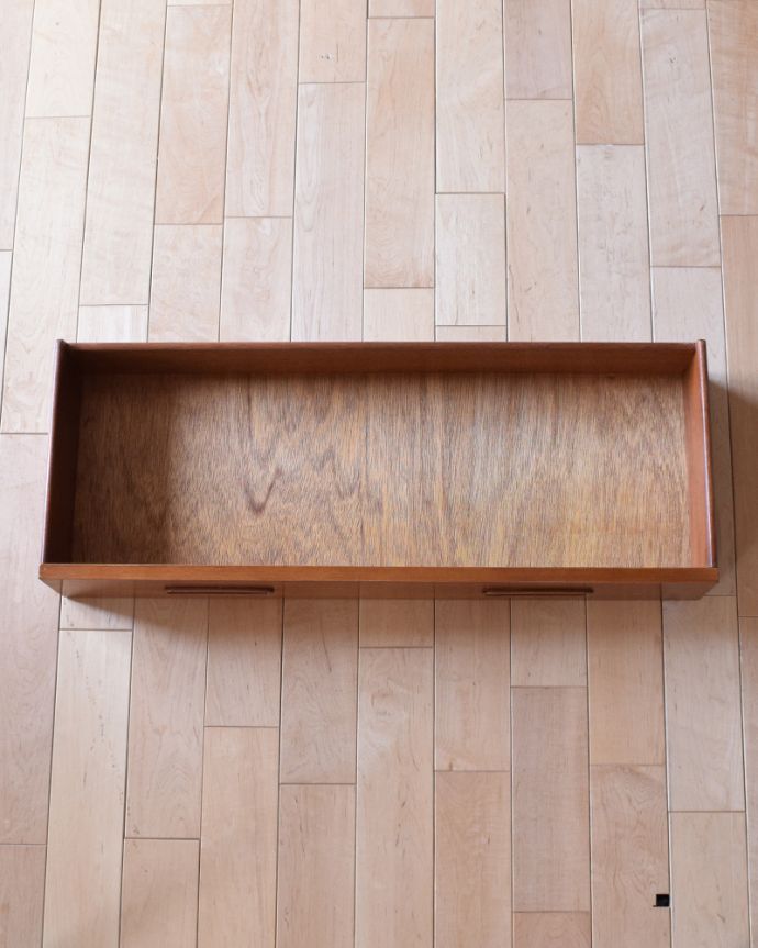 アンティークのキャビネット　アンティーク家具　ショーケース付きのサイドボード、ヴィンテージの北欧家具。引き出しがあるので細かいものもしまえます。(k-1721-f)