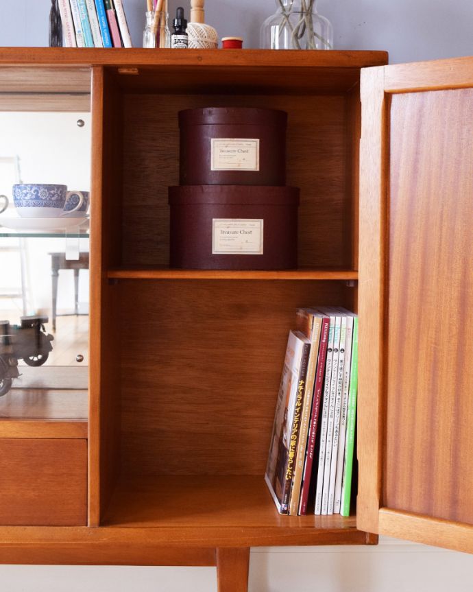 アンティークのキャビネット　アンティーク家具　ショーケース付きのサイドボード、ヴィンテージの北欧家具。向かって右側の扉は、雑誌サイズが収納できます。(k-1721-f)