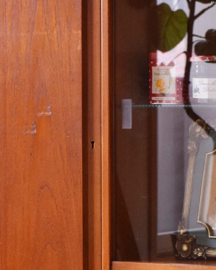 アンティークのキャビネット　アンティーク家具　ショーケース付きのサイドボード、ヴィンテージの北欧家具。ガラス扉は、彫り取っ手になっています。(k-1721-f)