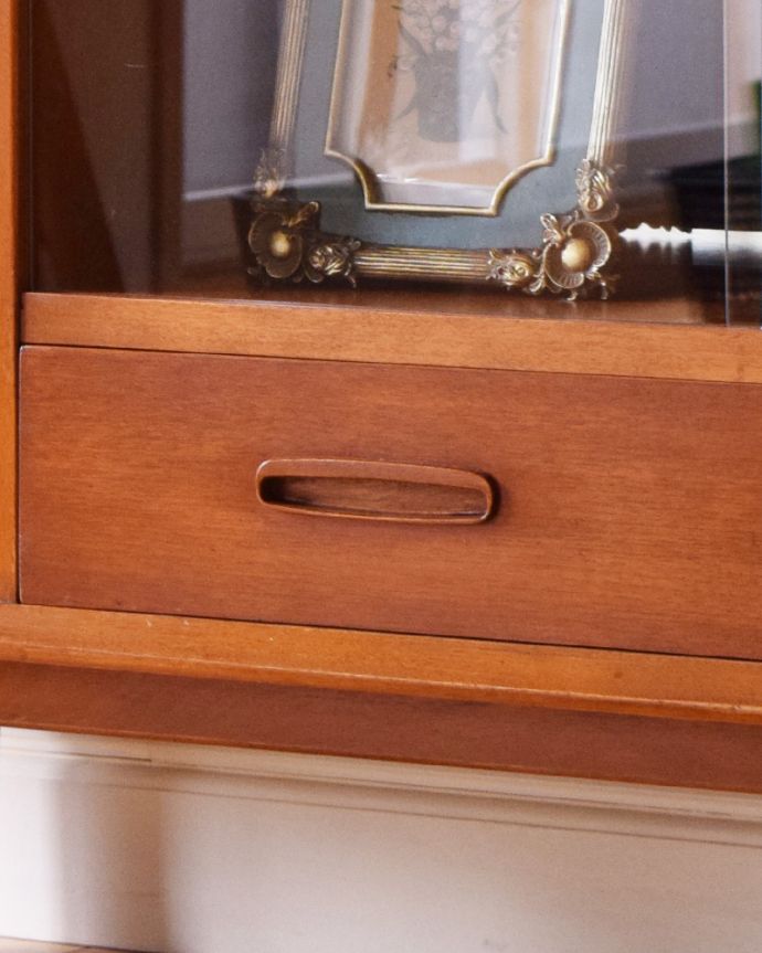 アンティークのキャビネット　アンティーク家具　ショーケース付きのサイドボード、ヴィンテージの北欧家具。引き出しやすい形の取っ手です。(k-1721-f)