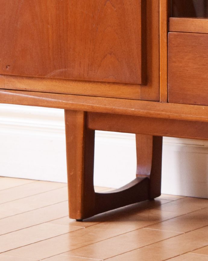 アンティークのキャビネット　アンティーク家具　ショーケース付きのサイドボード、ヴィンテージの北欧家具。脚はスッキリしたデザインです。(k-1721-f)