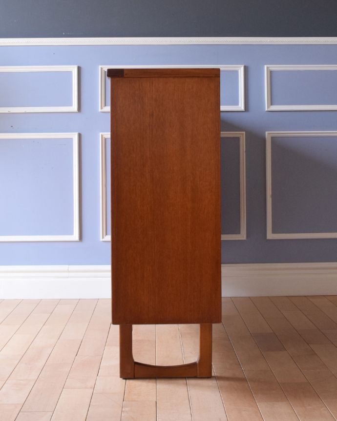 アンティークのキャビネット　アンティーク家具　ショーケース付きのサイドボード、ヴィンテージの北欧家具。サイドから見てもキレイな状態です。(k-1721-f)