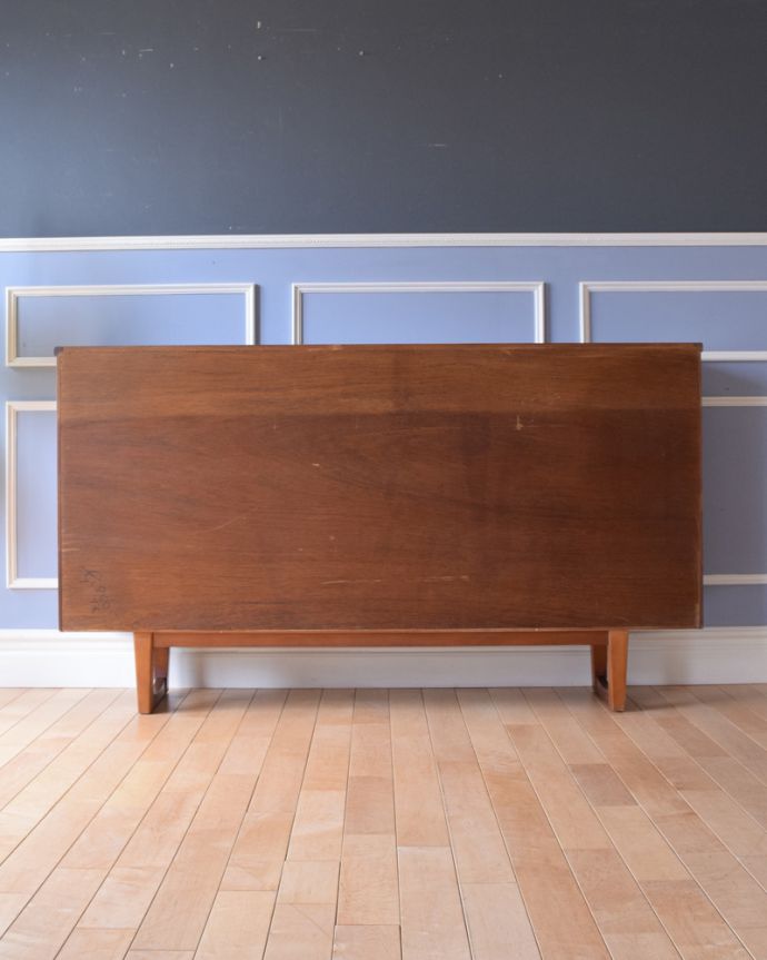 アンティークのキャビネット　アンティーク家具　ショーケース付きのサイドボード、ヴィンテージの北欧家具。アンティークは新品ではないので、もちろん経年変化によるキズはありますが、専門の職人が目立たないようキレイにお直しをしているので、後姿までキレイです。(k-1721-f)