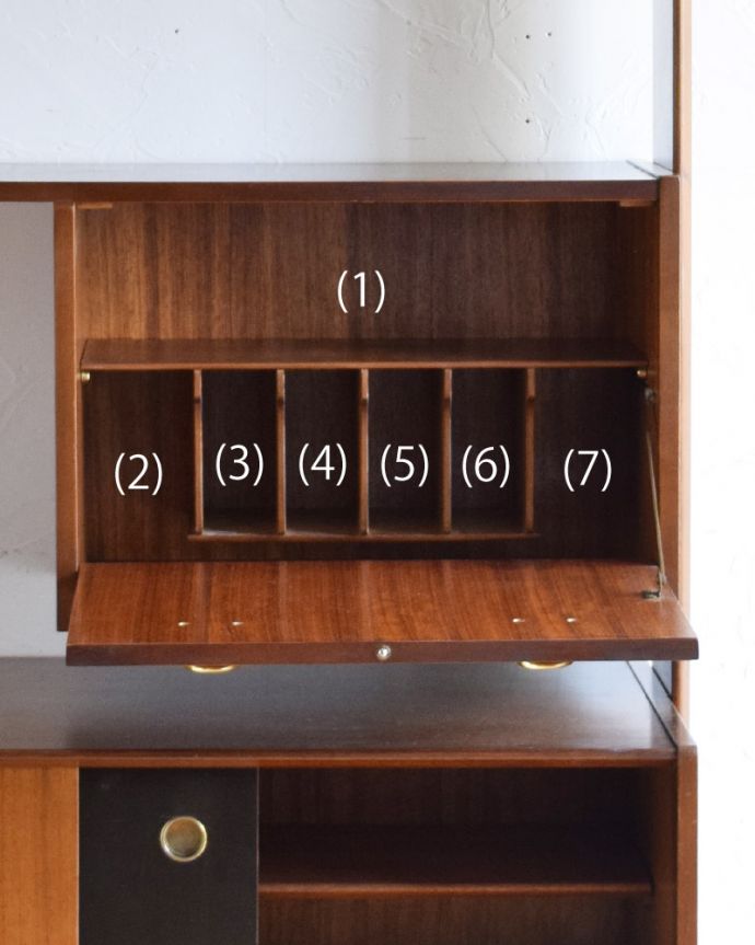 G-PLAN(Gプラン)　アンティーク家具　トラー＆ブラックのヴィンテージ家具、G-ＰＬＡＮのディバイダー。扉の中には取り外し可能な収納棚が付いています。(k-1725-f)