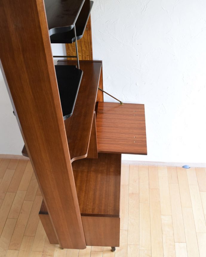 G-PLAN(Gプラン)　アンティーク家具　トラー＆ブラックのヴィンテージ家具、G-ＰＬＡＮのディバイダー。天板もキレイに塗装を仕上げました。(k-1725-f)