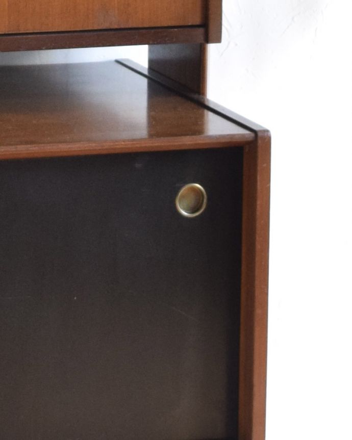 G-PLAN(Gプラン)　アンティーク家具　トラー＆ブラックのヴィンテージ家具、G-ＰＬＡＮのディバイダー。真ん丸な取っ手は、引き戸の部分。(k-1725-f)