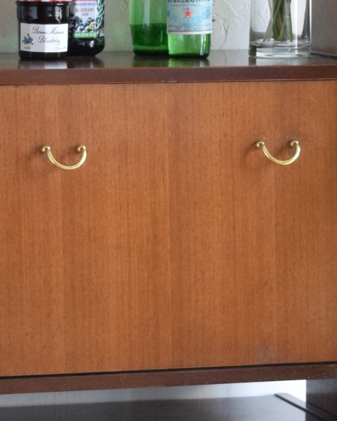 G-PLAN(Gプラン)　アンティーク家具　トラー＆ブラックのヴィンテージ家具、G-ＰＬＡＮのディバイダー。かっこいい金具の扉取っ手。(k-1725-f)