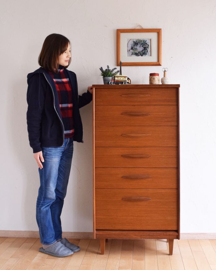 アンティークのチェスト　アンティーク家具　チーク材のシャープな６段チェスト、ビンテージの北欧家具。スラっとしたデザインで場所を選ばないので、お部屋の空いたスペースに置いてみて下さい。(k-1726-f)
