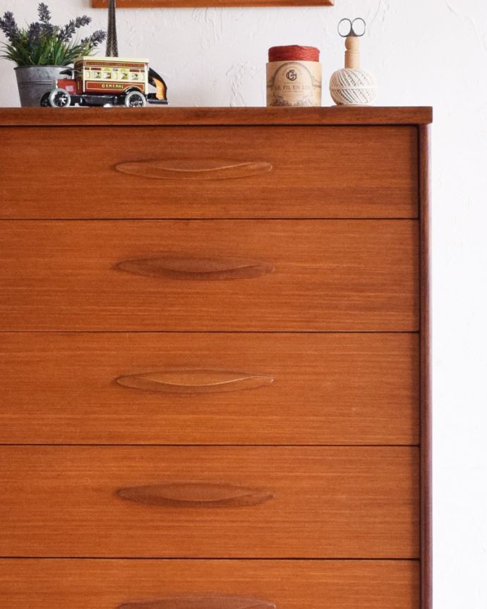 アンティークのチェスト　アンティーク家具　チーク材のシャープな６段チェスト、ビンテージの北欧家具。大きな引き出しにはたっぷり小物が入ります。(k-1726-f)