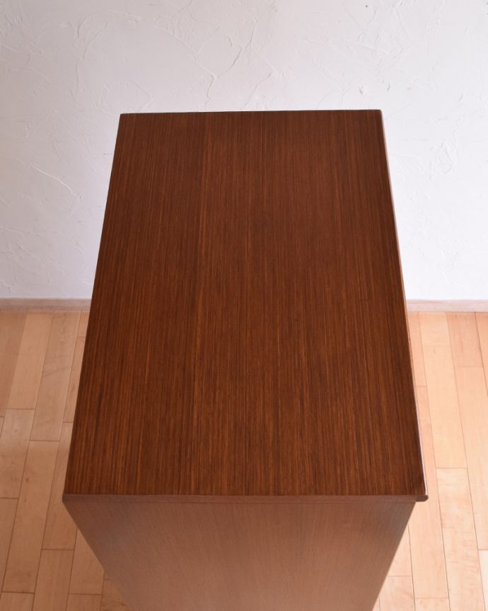 アンティークのチェスト　アンティーク家具　チーク材のシャープな６段チェスト、ビンテージの北欧家具。天板もキレイに塗装を仕上げました。(k-1726-f)