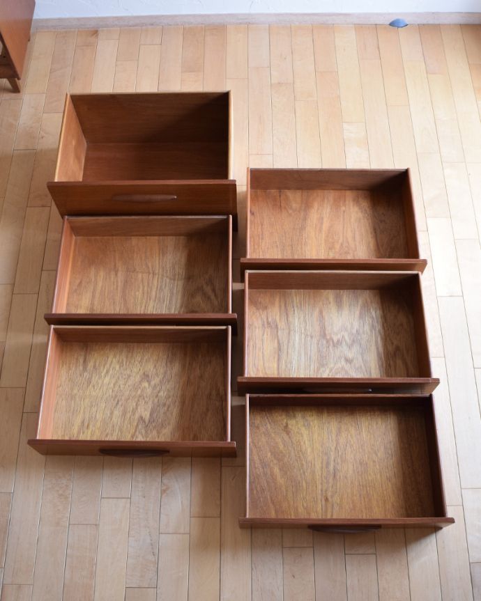 アンティークのチェスト　アンティーク家具　チーク材のシャープな６段チェスト、ビンテージの北欧家具。引き出しは全部で６杯あります。(k-1726-f)