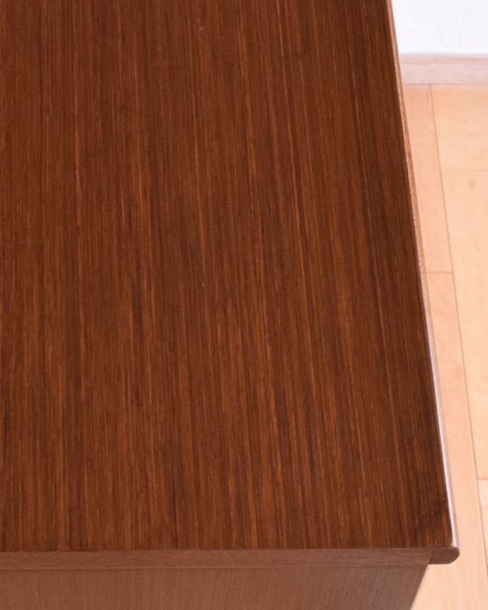 アンティークのチェスト　アンティーク家具　チーク材のシャープな６段チェスト、ビンテージの北欧家具。木目の表情がよく出ています。(k-1726-f)