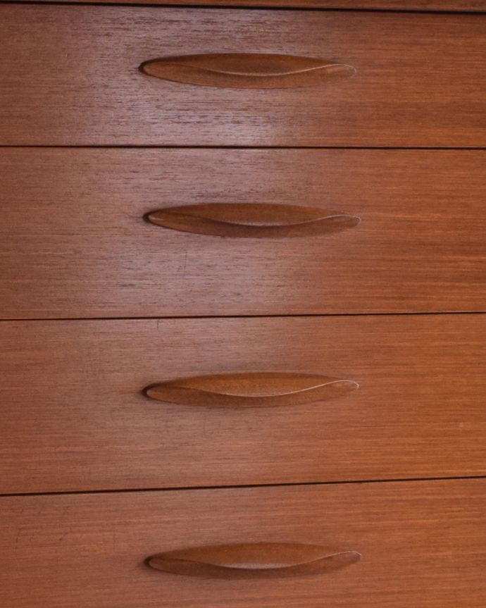 アンティークのチェスト　アンティーク家具　チーク材のシャープな６段チェスト、ビンテージの北欧家具。シンプルでカッコいい取っ手。(k-1726-f)