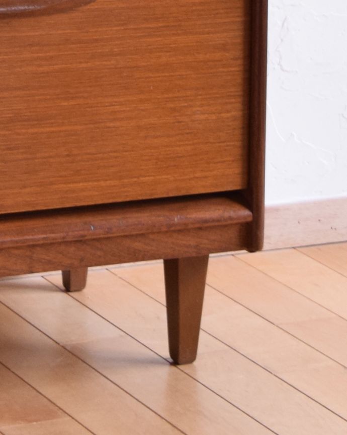 アンティークのチェスト　アンティーク家具　チーク材のシャープな６段チェスト、ビンテージの北欧家具。脚はすっきりしたデザインです。(k-1726-f)