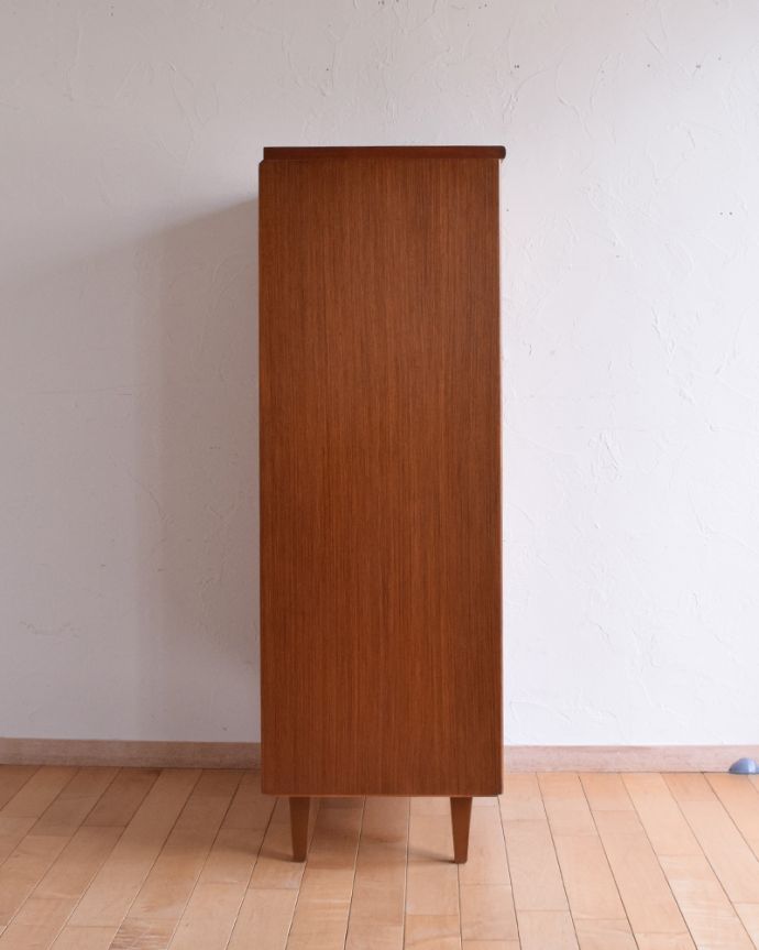 アンティークのチェスト　アンティーク家具　チーク材のシャープな６段チェスト、ビンテージの北欧家具。サイドから見るとスッキリシンプル。(k-1726-f)