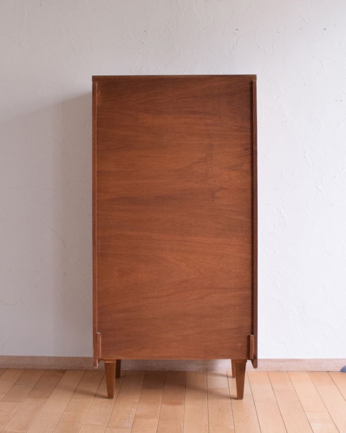 アンティークのチェスト　アンティーク家具　チーク材のシャープな６段チェスト、ビンテージの北欧家具。アンティークは新品ではないので、もちろん経年変化によるキズはありますが、専門の職人が目立たないようキレイにお直しをしているので、後姿までキレイです。(k-1726-f)