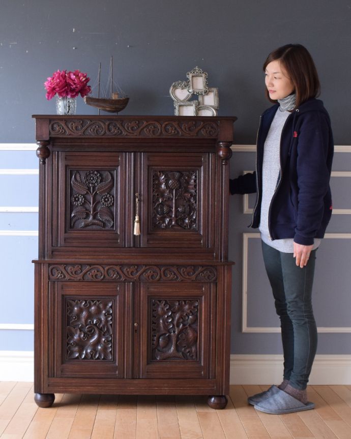 アンティークのキャビネット　アンティーク家具　目を疑う美しさ！華やかなカップボード、フランスのアンティーク家具。アンティークらしい重厚感がかっこいい家具。(k-1729-f)