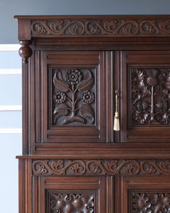 アンティークのキャビネット　アンティーク家具　目を疑う美しさ！華やかなカップボード、フランスのアンティーク家具。華やかだけど上品な彫りがたっぷり！客間やリビングなどキチンとした雰囲気を作りたいコーナーにも最適です。(k-1729-f)