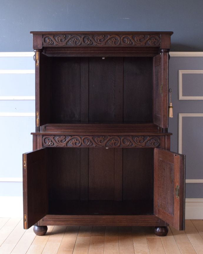 アンティークのキャビネット　アンティーク家具　目を疑う美しさ！華やかなカップボード、フランスのアンティーク家具。DVDやCD、漫画なども実用的に収納できます。(k-1729-f)