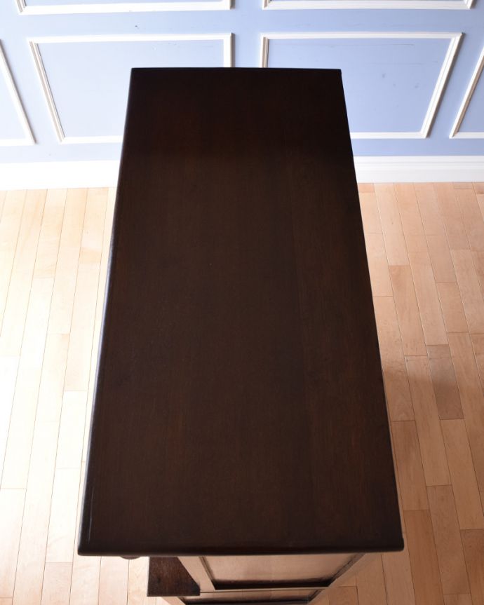 アンティークのキャビネット　アンティーク家具　目を疑う美しさ！華やかなカップボード、フランスのアンティーク家具。天板もピカピカにお直ししました。(k-1729-f)