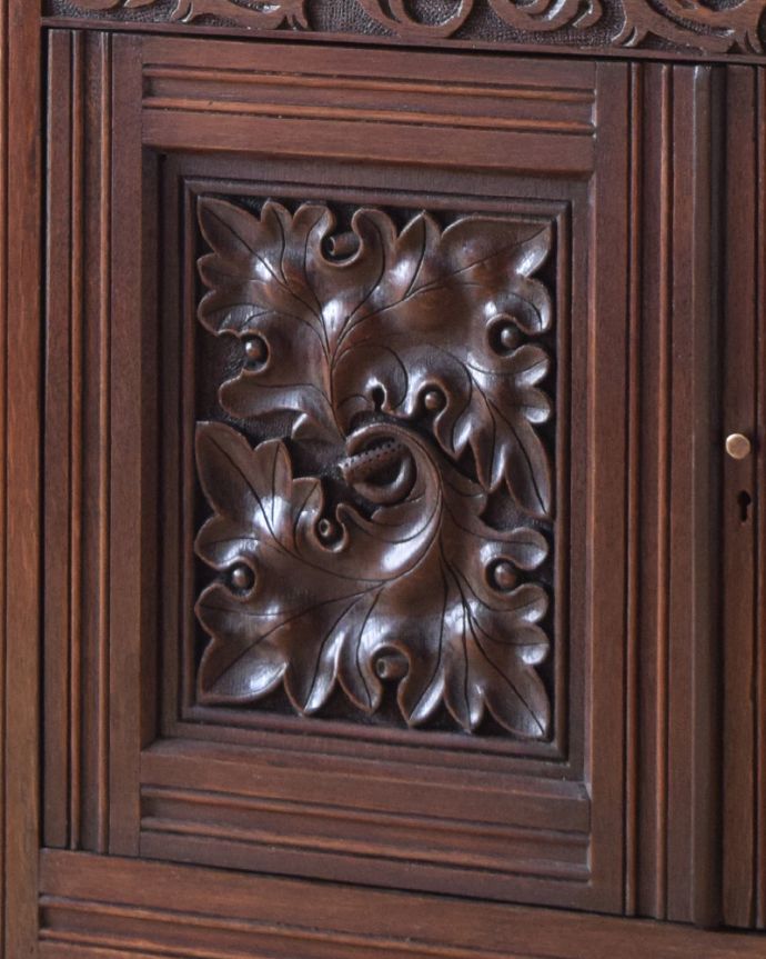 アンティークのキャビネット　アンティーク家具　目を疑う美しさ！華やかなカップボード、フランスのアンティーク家具。繊細な装飾は見とれる程美しいです。(k-1729-f)