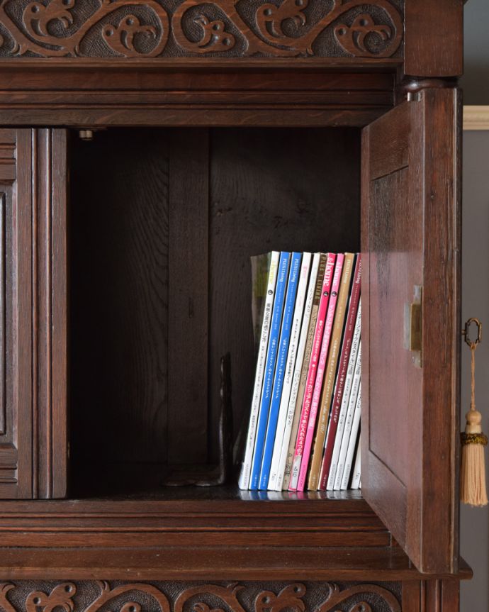 アンティークのキャビネット　アンティーク家具　目を疑う美しさ！華やかなカップボード、フランスのアンティーク家具。上段、下段共に、雑誌サイズの収納ができる広々とした収納スペースがあります。(k-1729-f)