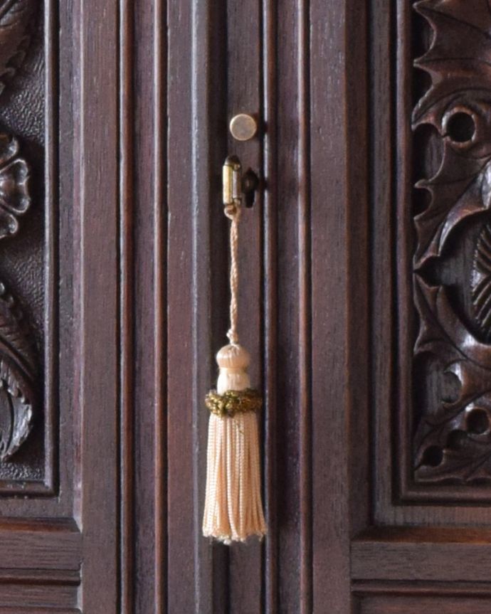 アンティークのキャビネット　アンティーク家具　目を疑う美しさ！華やかなカップボード、フランスのアンティーク家具。扉には、小さな丸い取っ手が付いています。(k-1729-f)