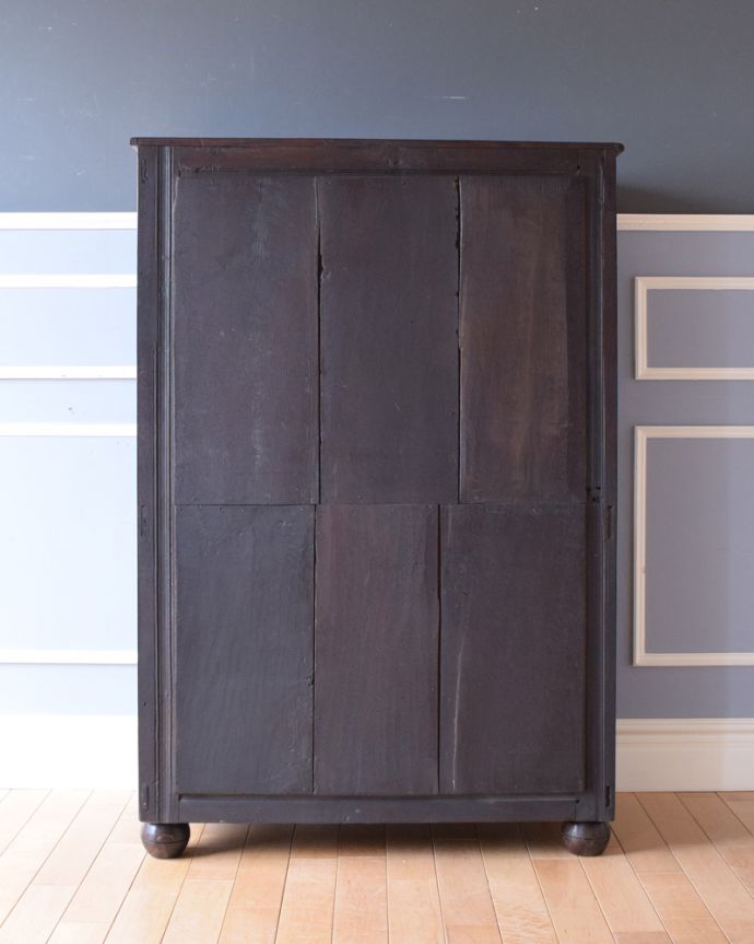 アンティークのキャビネット　アンティーク家具　目を疑う美しさ！華やかなカップボード、フランスのアンティーク家具。アンティークは新品ではないので、もちろん経年変化によるキズはありますが、専門の職人が目立たないようキレイにお直しをしているので、後姿までキレイです。(k-1729-f)