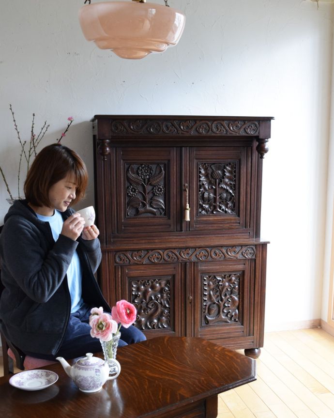 アンティークのキャビネット　アンティーク家具　目を疑う美しさ！華やかなカップボード、フランスのアンティーク家具。どんなお部屋でもスペシャルな空間になってしまう事、間違いナシの存在感です。(k-1729-f)