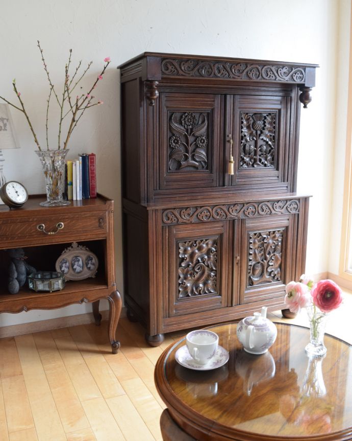 アンティークのキャビネット　アンティーク家具　目を疑う美しさ！華やかなカップボード、フランスのアンティーク家具。。(k-1729-f)
