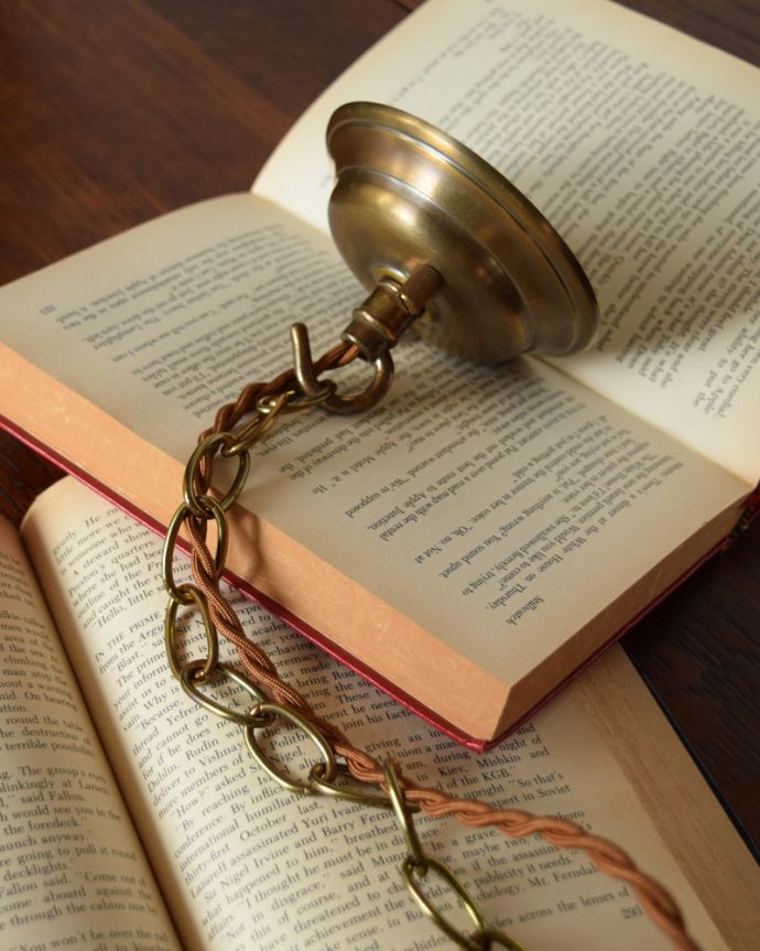 シャンデリア 照明・ライティング イギリスから到着した、彫が美しいアンティークの木製シャンデリア(3灯)(E17シャンデリア球付)。真鍮のカバー付きです。(k-1730-z)