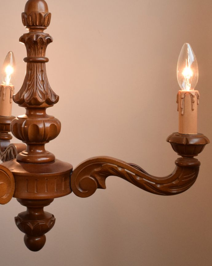 シャンデリア 照明・ライティング イギリスから到着した、彫が美しいアンティークの木製シャンデリア(3灯)(E17シャンデリア球付)。あたたかい明かりがお部屋を包みこみます。(k-1730-z)