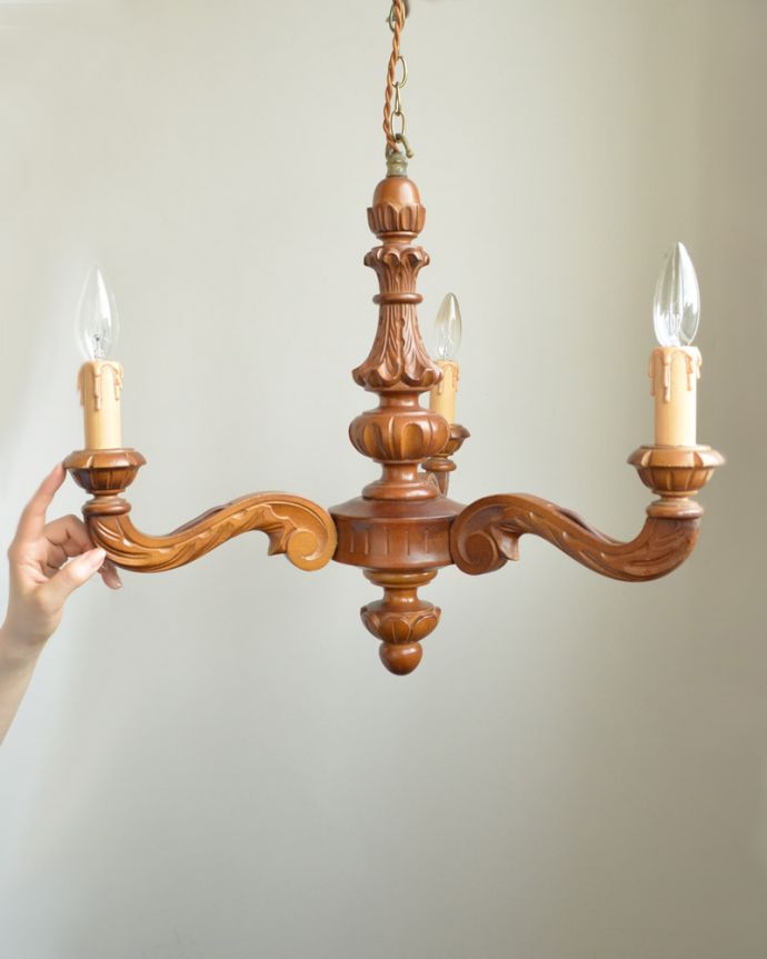 シャンデリア 照明・ライティング イギリスから到着した、彫が美しいアンティークの木製シャンデリア(3灯)(E17シャンデリア球付)。引っ掛けシーリングのタイプに加工してお届けしますので、リビングやダイニングテーブルの上などお好きな場所に簡単に取り付けてみてください。(k-1730-z)