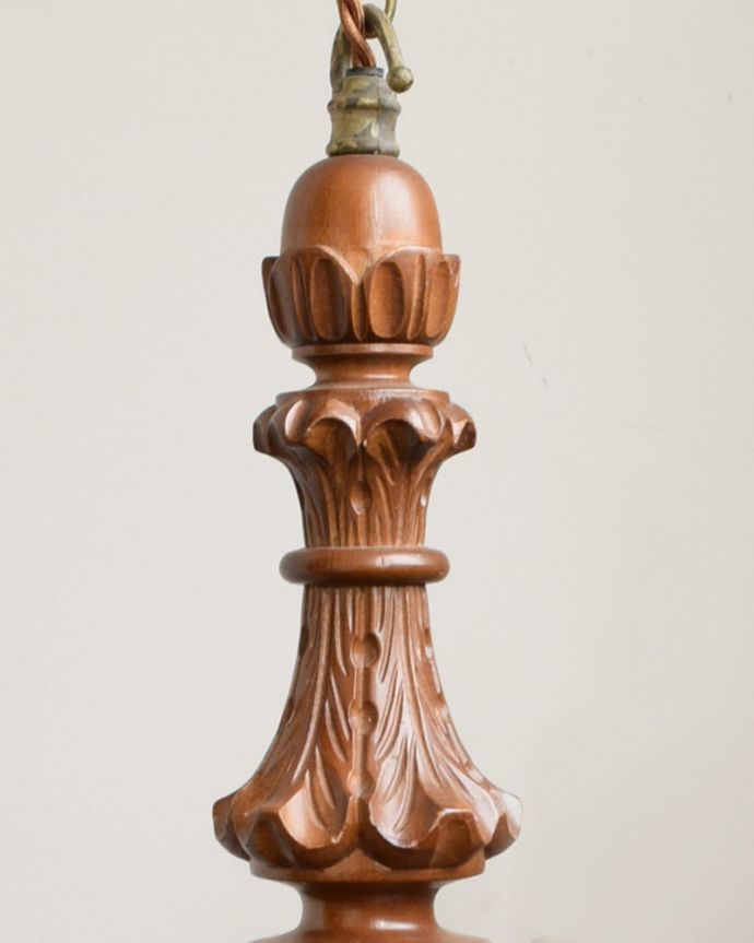 シャンデリア 照明・ライティング イギリスから到着した、彫が美しいアンティークの木製シャンデリア(3灯)(E17シャンデリア球付)。隅々までこだわったデザインなのでどこから見ても楽しめます。(k-1730-z)