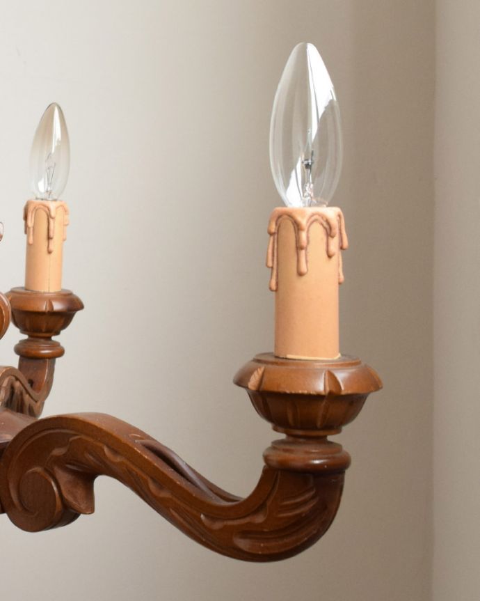 シャンデリア 照明・ライティング イギリスから到着した、彫が美しいアンティークの木製シャンデリア(3灯)(E17シャンデリア球付)。オーバーホール済みなので安心してお使い頂けます。(k-1730-z)