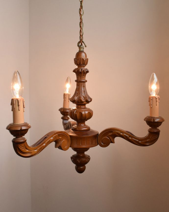 シャンデリア 照明・ライティング イギリスから到着した、彫が美しいアンティークの木製シャンデリア(3灯)(E17シャンデリア球付)。真鍮とはまた違う、どっしりとした高級感があります。(k-1730-z)