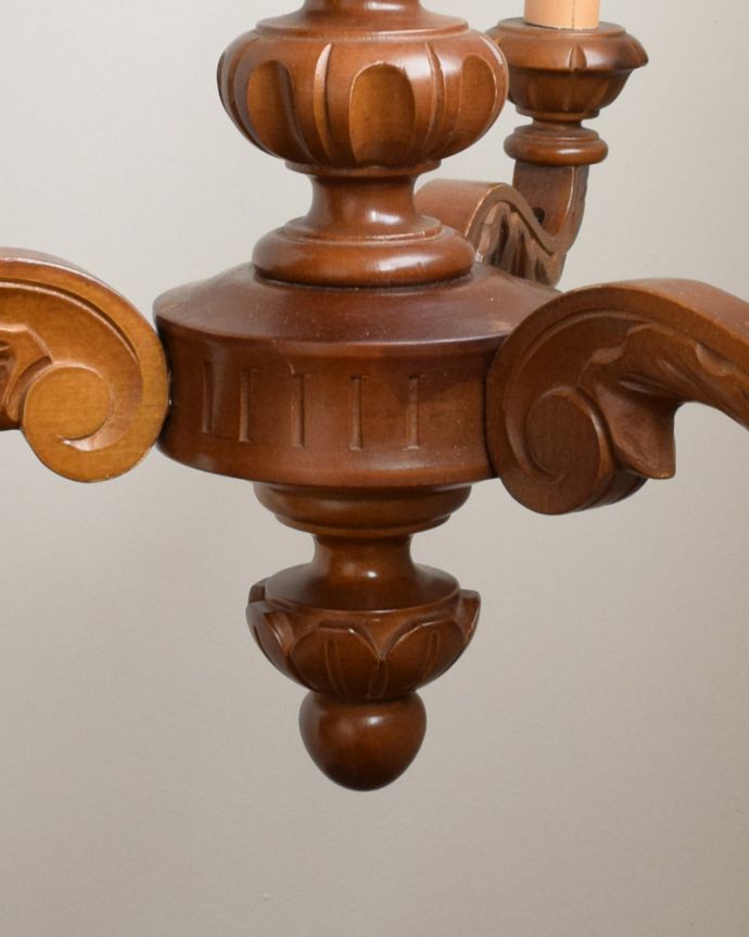 シャンデリア 照明・ライティング イギリスから到着した、彫が美しいアンティークの木製シャンデリア(3灯)(E17シャンデリア球付)。落ち着きのある茶色なので上品です。(k-1730-z)