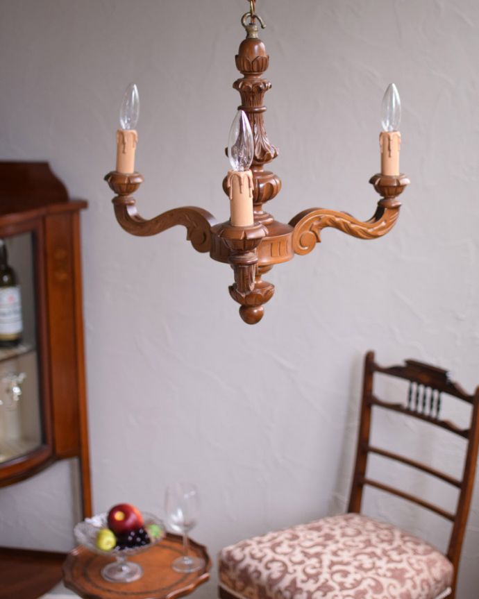 シャンデリア 照明・ライティング イギリスから到着した、彫が美しいアンティークの木製シャンデリア(3灯)(E17シャンデリア球付)。天然木はどんなスタイルのインテリアにもすんなりと馴染みます。(k-1730-z)