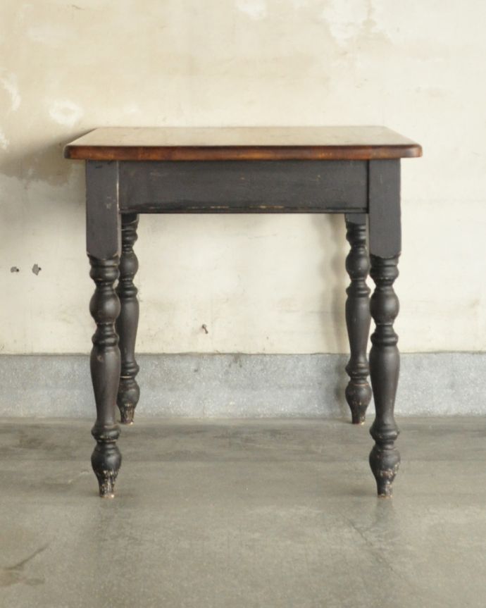 ロイドテーブル　アンティーク家具　可愛らしいパイン材のアンティーク家具、ペイントの２人掛けのダイニングテーブル。アンティークは新品ではないので、もちろん経年変化によるキズはありますが、専門の職人が目立たないようキレイにお直しをしているので、後姿までキレイです。(k-1730k-f)