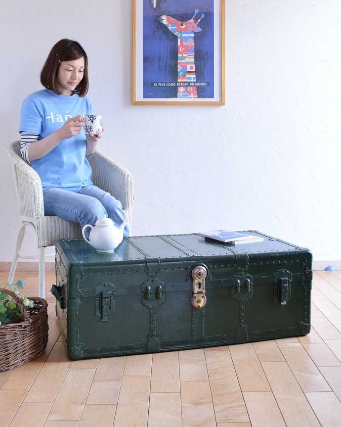 めずらしい家具　アンティーク家具　英国輸入のオシャレなアンティーク雑貨、テーブルにもなるトランクケース。遠い国を旅してきた大きなトランク荷物をたっぷり詰め込んで、どんな場所を旅してきたんでしょう？まるでおとぎ話の中から飛び出てきたようなデザインです。(k-1731-f)