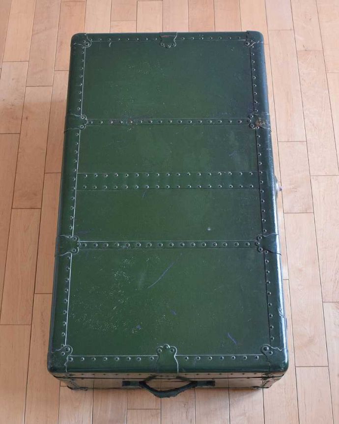 めずらしい家具　アンティーク家具　英国輸入のオシャレなアンティーク雑貨、テーブルにもなるトランクケース。キレイなものを見つけてきました山になって積みあがっているアンティークのトランクの中で、納得できるキレイなものだけを選んできました。(k-1731-f)